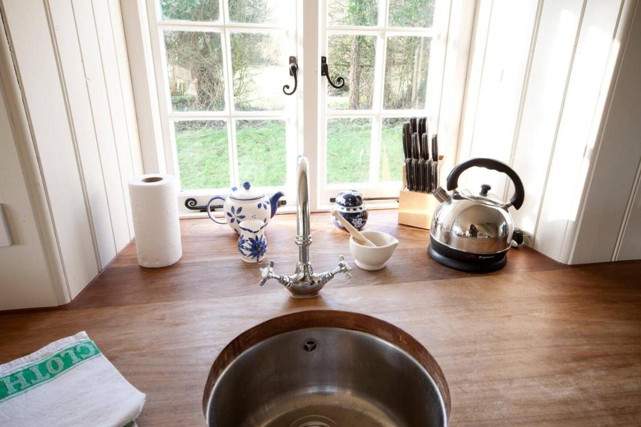 The Lodge: Adorable, Romantic Thatched Cottage フレッシュウォーター エクステリア 写真