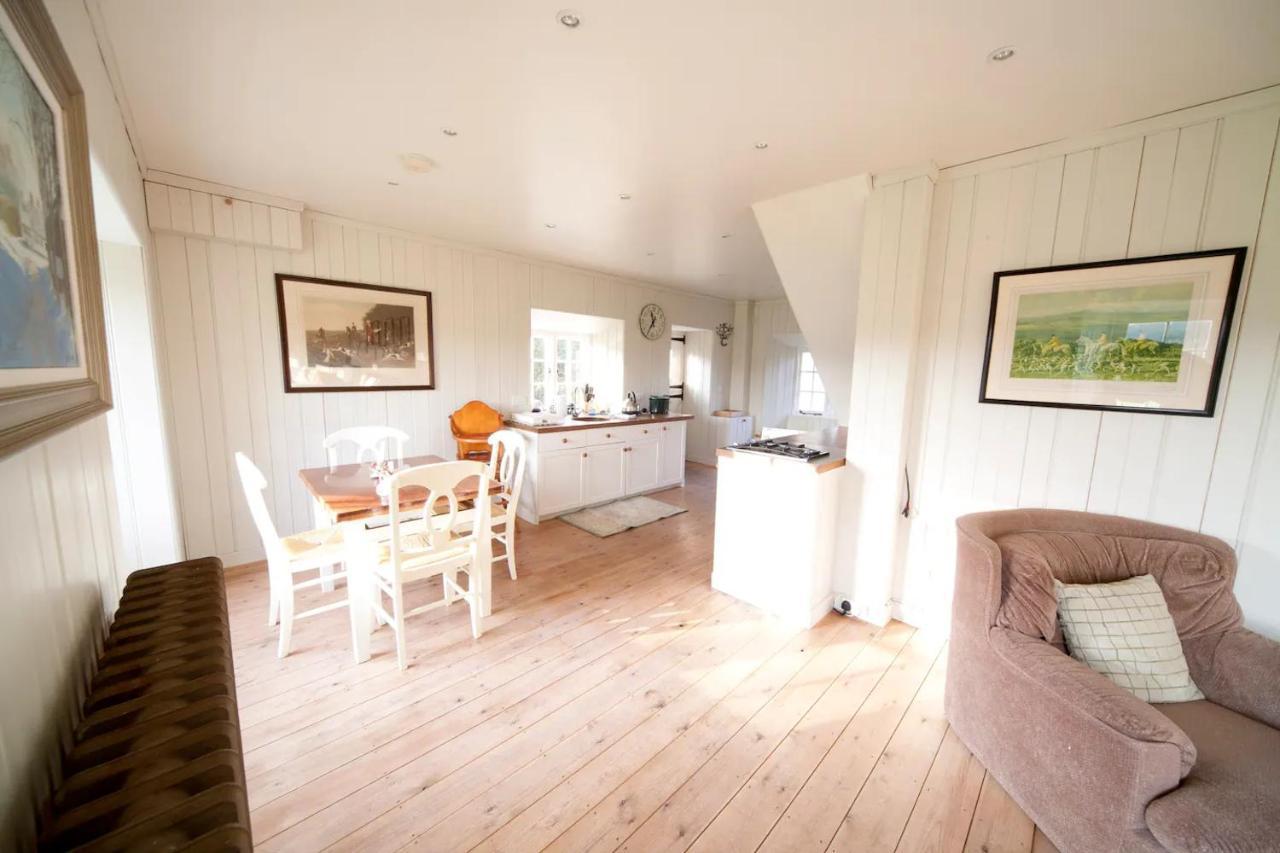 The Lodge: Adorable, Romantic Thatched Cottage フレッシュウォーター エクステリア 写真