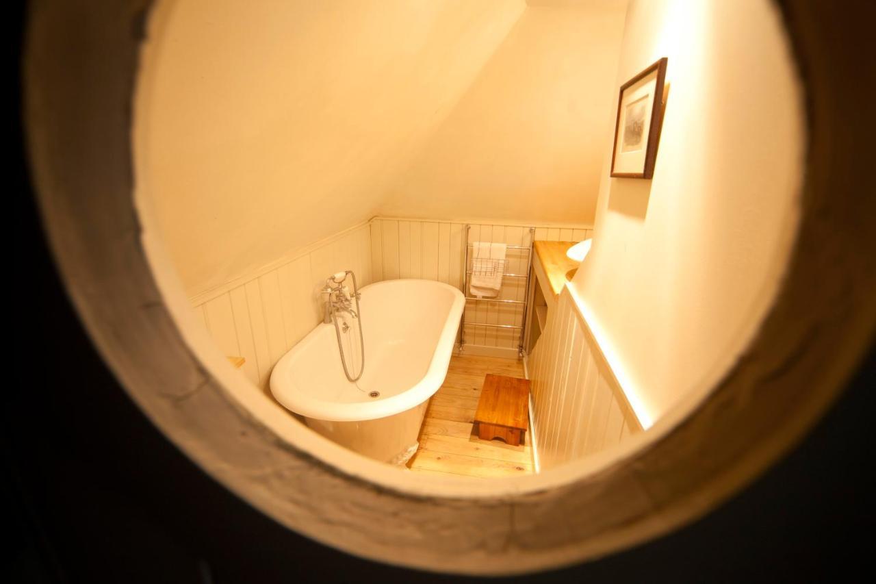 The Lodge: Adorable, Romantic Thatched Cottage フレッシュウォーター エクステリア 写真